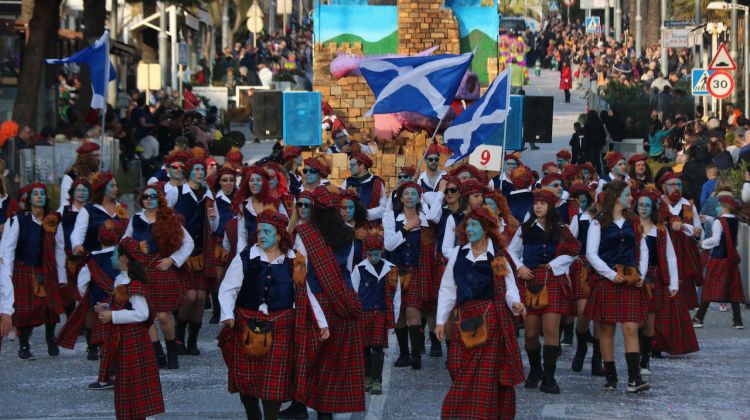 Una comparsa d'escocesos baixant pel carrer en la rua de Carnaval de Platja d'Aro. ACN