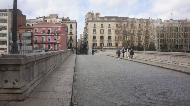 Una família passejant pel Pont de Pedra, aquest matí. M.Estarriola