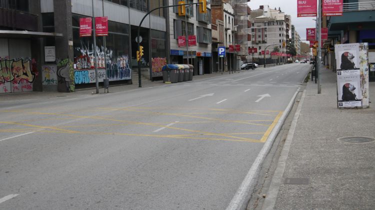 El carrer de Barcelona buit amb dos vehicles al fons, aquest matí. ACN