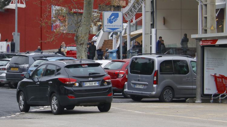 Llargues cues de compradors en un estanc d'El Pertús. ACN