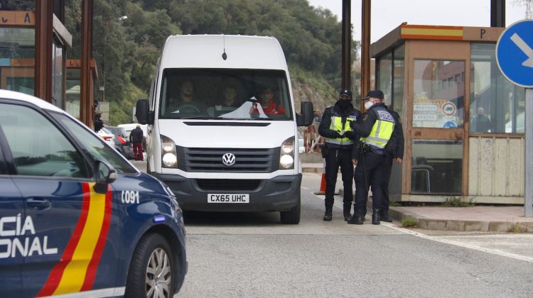 Un control al Pertús amb agents de la Policia Nacional, aquest matí. ACN