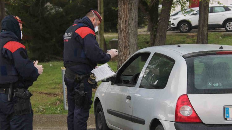 Els Mossos amb un dels sancionats al peatge de Maçanet de la Selva. ACN