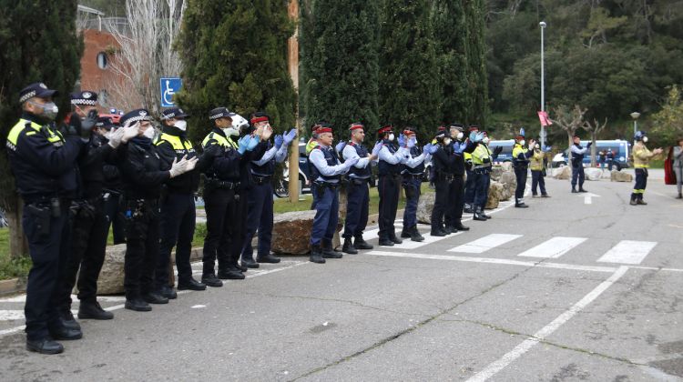 Els cossos de seguretat i emergències de Girona aplaudint els treballadors sanitaris de l'Hospital Josep Trueta. ACN