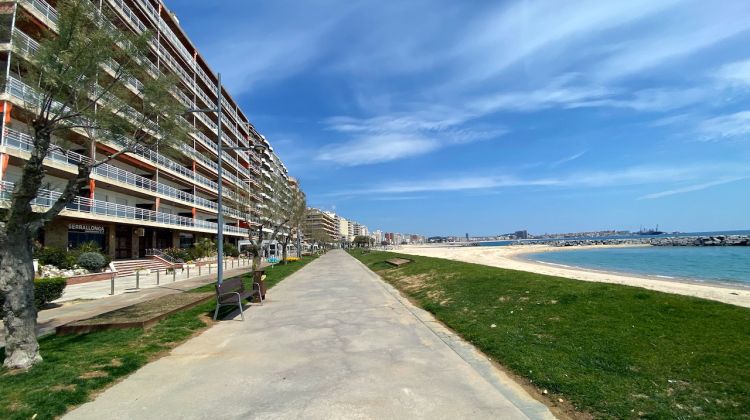 El passeig de Sant Antoni de Calonge buit i els establiments de primera línia tancats. ACN