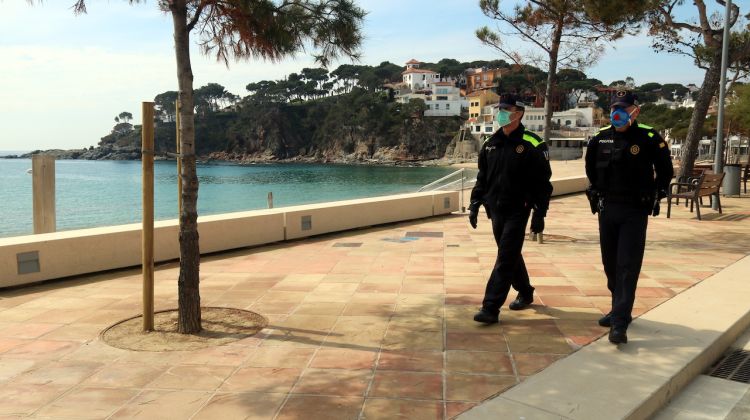 Agents de la Policia Local de Palafrugell patrullant pel passeig marítim de Llafranc. ACN