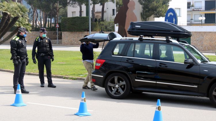 La Policia Local de Palafrugell controlant que no s'infringeixi el confinament. ACN