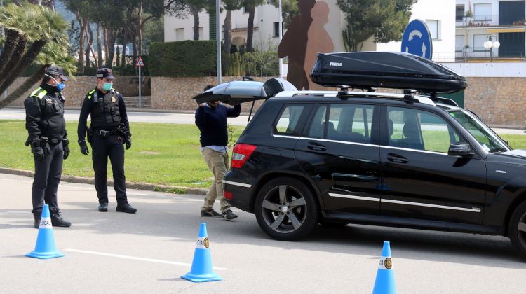 La Policia Local de Palafrugell controlant que no s'infringeixi el confinament. ACN