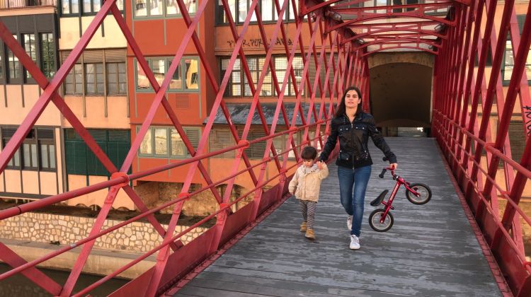 La família, passejant pel Pont de les Peixateries Velles de Girona, aquest matí. M. Estarriola