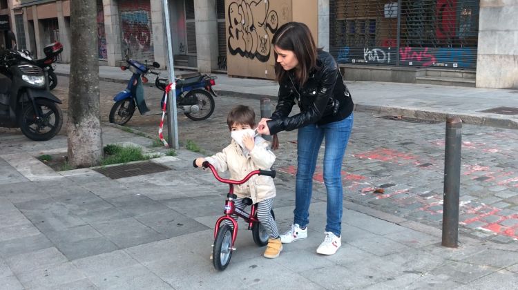 L'Anna posant bé la masacareta al seu fill Pau, aquest matí a la plaça U d'Octubre de Girona. M. Estarriola