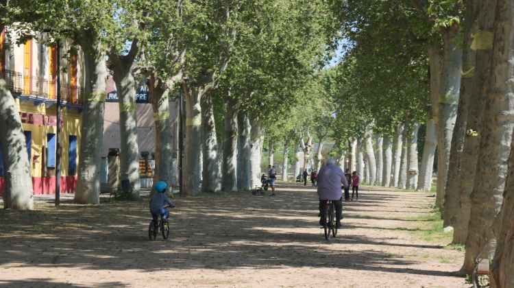 El passeig de la Bisbal d'Empordà amb nens passejant o amb bicicleta. Leyre Barceló