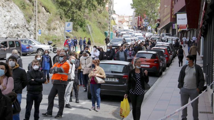 Els clients fent cua a la part francesa i el cordó policial separant-los del territori empordanès. ACN