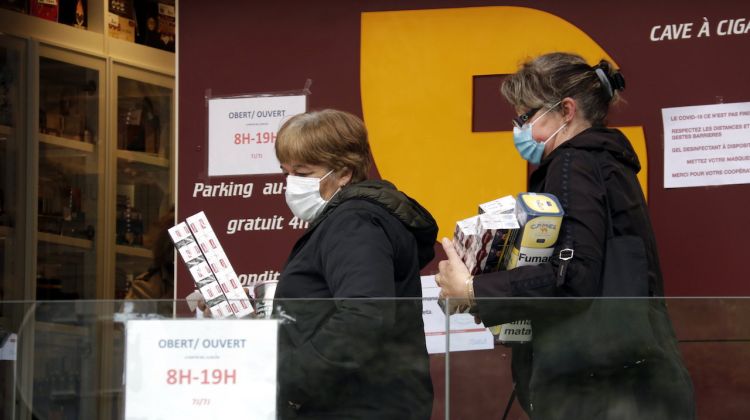 Dues dones sortint de comprar tabac d'un estanc del Portús. ACN