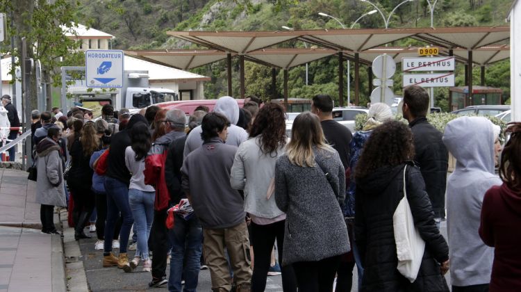 Cues al mig del carrer i a la part francesa del Pertús per accedir a un estanc en territori empordanès. ACN