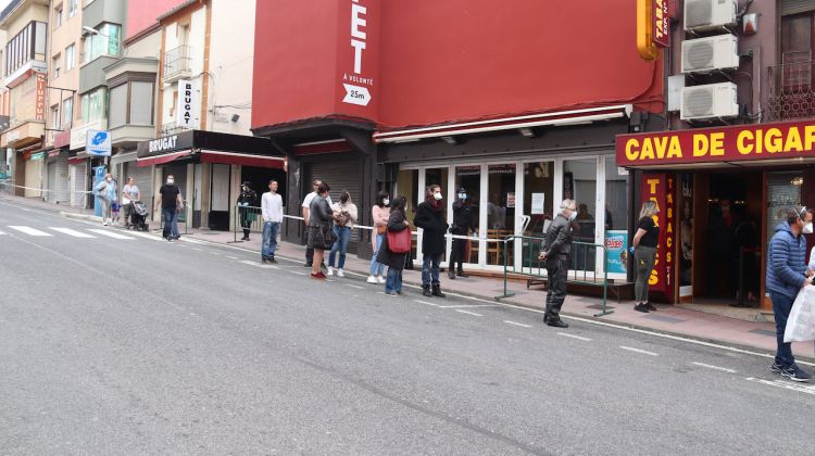 Diversos ciutadans amb nacionalitat francesa fent cua per poder accedir en un estanc de la zona del Pertús. ACN