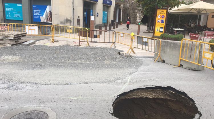 L'esvoranc a l'Avinguda de Lluís Companys a l'alçada del carrer Major. Josep Estarriola