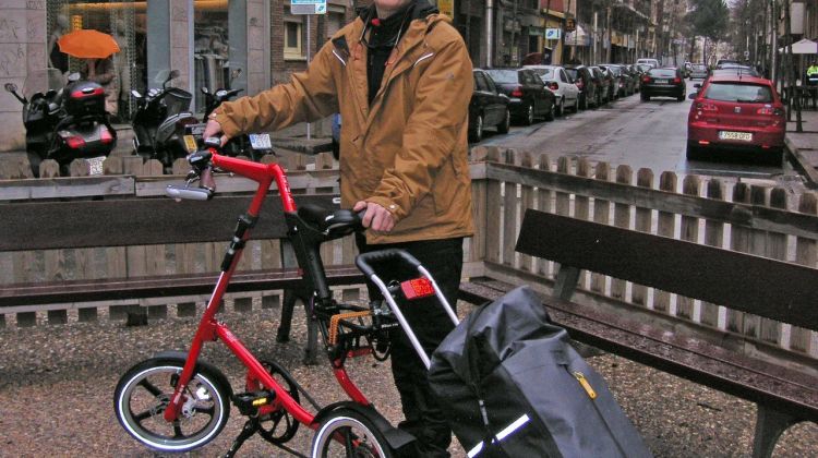 Enric Casanovas i la seva bicicleta plegable © AG