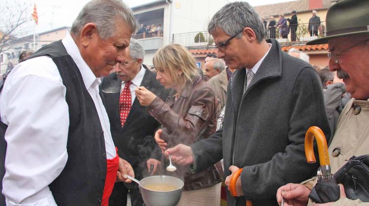 Ruth Rosique, Francesc Francisco-Busquets i Eudald Casadesús fent el tastet © ACN