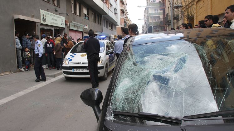 El detonant de la baralla ha estat una discussió per l'aparcament i ha despertat molta expectació entre els veïns © ACN