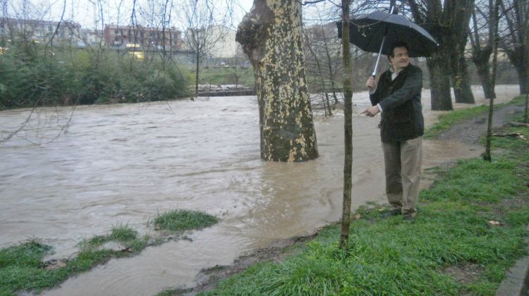 El cap de llista del PSC a l'Ajuntament d'Olot, Josep Guix, assenyalant la crescuda del Fluvià © J.Guix