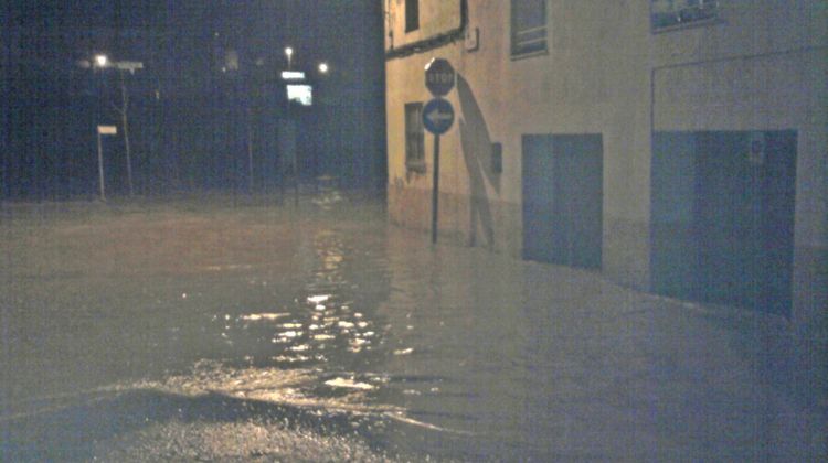 El riu Fluvià s'ha desbordat aquest vespre i ha creuat el carrer Paraires © Angelica Oliveira