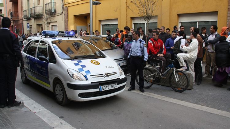 Un elevat nombre de curiosos s'han reunit al lloc dels fets © ACN