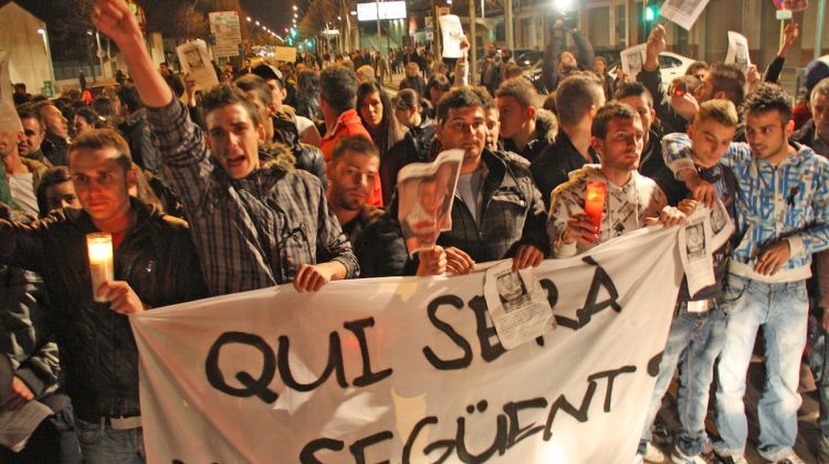 La concentració s'ha desplaçat després a la plaça dels Colors, on es va trobar malferit el noi © ACN