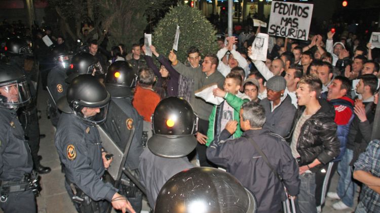 Els manifestants a la plaça de l'ajuntament © ACN