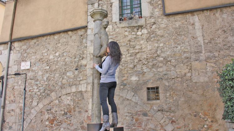 Una turista besant la rèplica de la lleona © ACN