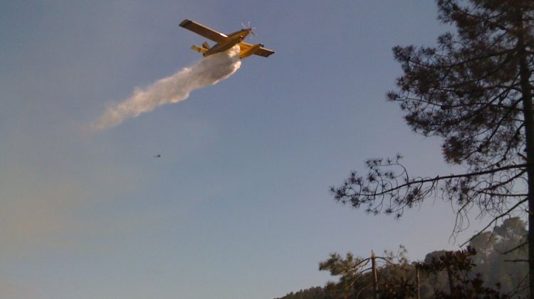 Un avió treballant en l'incendi d'aquesta tarda a les Gavarres © Pep Carmona