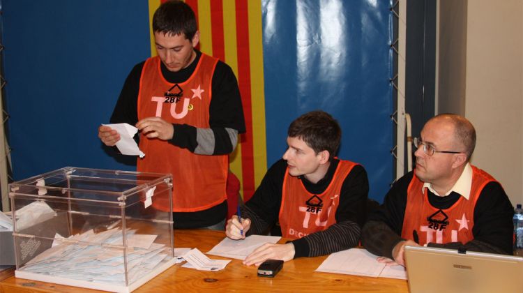 Escrutant els vots al col·legi de la Bisbal d'Empordà © ACN