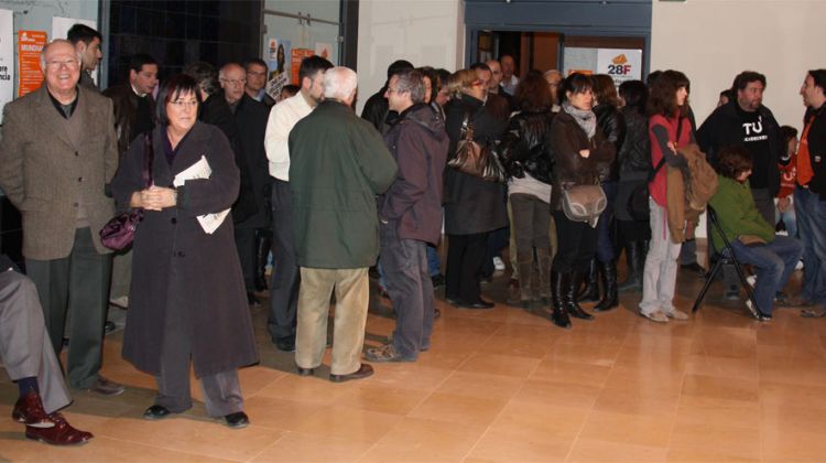 Fins a última hora del dia van arribar votants al col·legi de la Bisbal d'Empordà © ACN