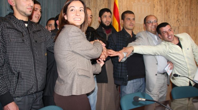 Imatge d'unitat de tots els representants de la comunitat magrebina, amb l'alcaldessa en primer terme.