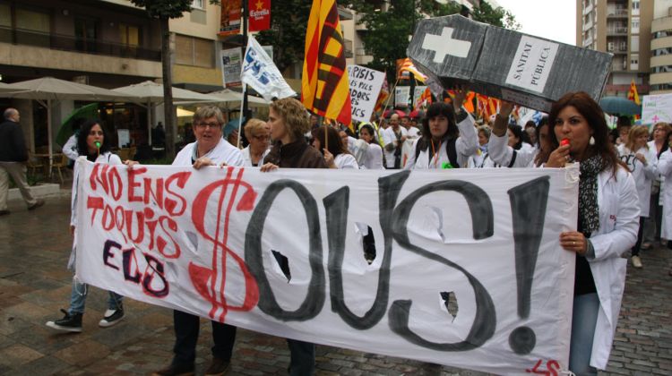 Els manifestants s'han desplaçat fins davant la seu del Govern a Girona © ACN