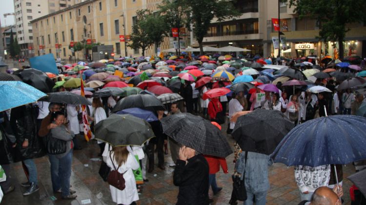 La intensa pluja no ha estat impediment perquè el personal sanitari pogués fer sentir la seva veu © ACN