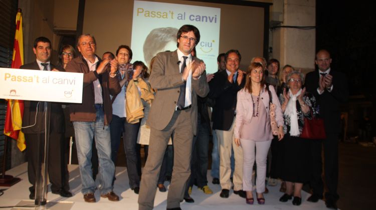 L'alcaldable de CiU, Carles Puigdemont, ha projectat el cartell en una pantalla gegant © ACN