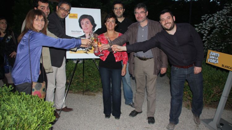 L'alcaldable d'ERC, Blanca Palmada, brinda amb membres de la candidatura © ACN