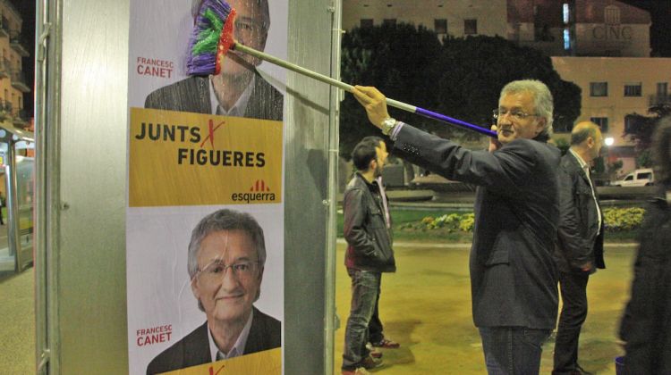 El candidat d'ERC de Figueres, Francesc Canet, durant la penjada de cartells.