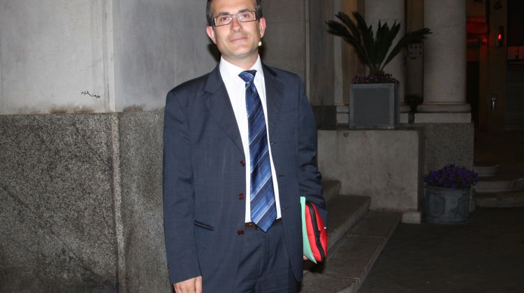 El candidat del PSC de Figueres, Pere Casellas, a fora l'Ajuntament © ACN