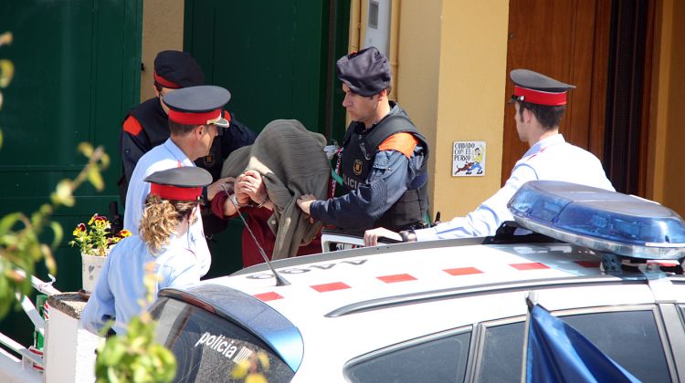 Juan Tirado durant la inspecció del domicili de la víctima © ACN