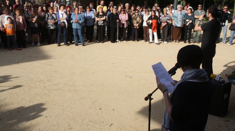 Un moment de l'acte que s'ha fet aquest divendres a la tarda davant l'Ajuntament © ACN