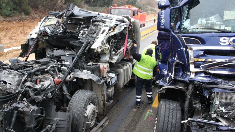 La cabina de la conductora ha quedat reduïda a ferralla © Marc Estarriola