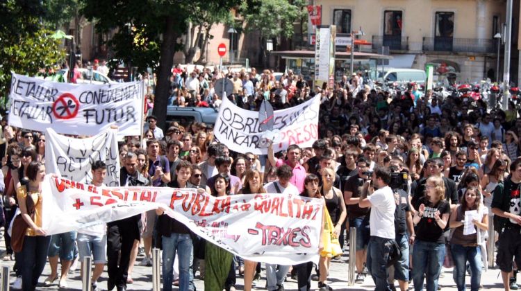 Els estudiants han cridat consignes pel carrer © ACN