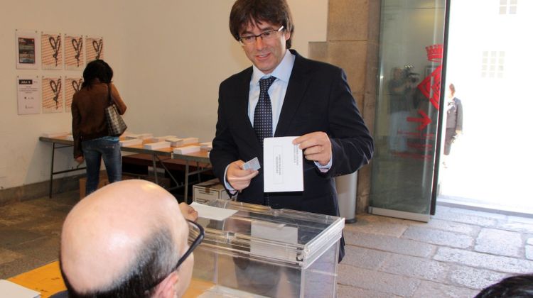 L'alcaldable de CiU, Carles Puigdemont, votant al col·legi electoral de la Casa de Cultura © ACN