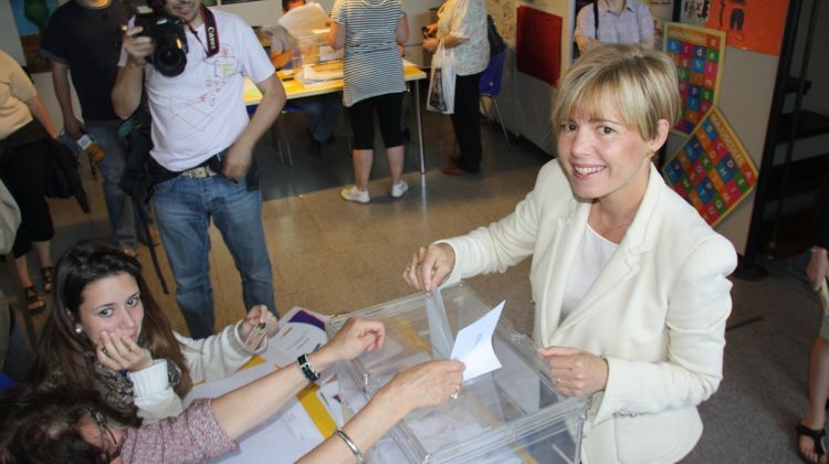 La candidata del PSC, Pia Bosch, ha votat al local social de Vistalegre © ACN