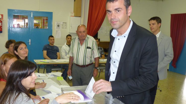 El candidat de CiU, Santi Vila, dipositant el seu vot © ACN