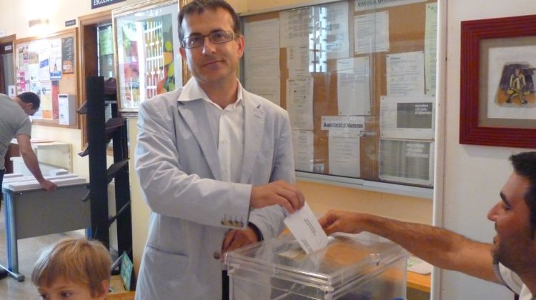 El candidat del PSC, Pere Casellas, dipositant el seu vot acompanyat del seu fill © ACN