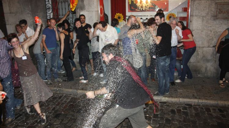 Els independentistes han brindat amb cava l'entrada a l'ajuntament de Girona © M. Estarriola