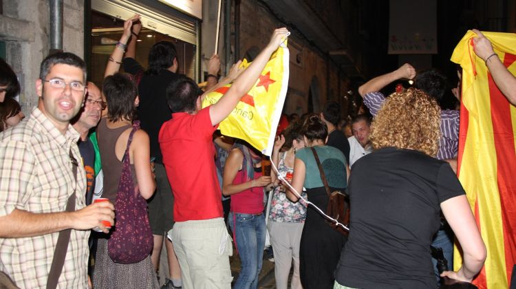 Celebracions davant de la seu de la CUP al carrer Ballesteries © ACN
