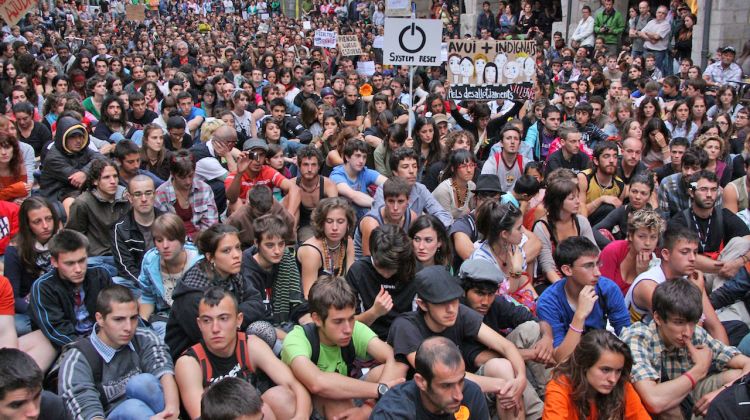Els manifestants han fet un minut de silenci a la plaça del Vi per rebutjar les càrregues policials © ACN