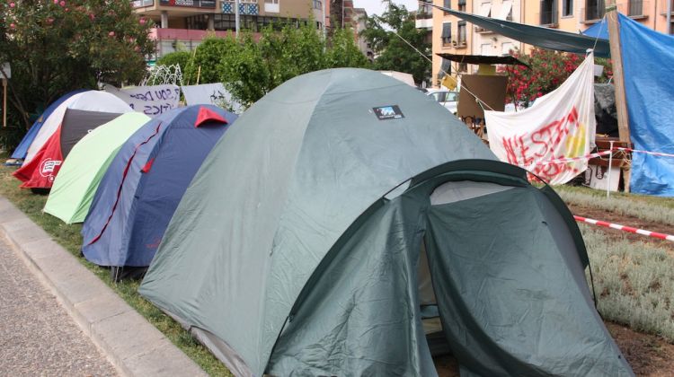 Filera de tendes de campanya acampades a la plaça Catalunya de Girona des de fa nou dies © ACN